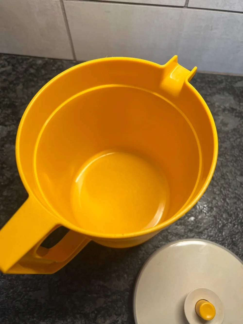 Tupperware 1 1-2 qt Yellow Plastic Pitcher with Lid and Handle - Exc Condition.